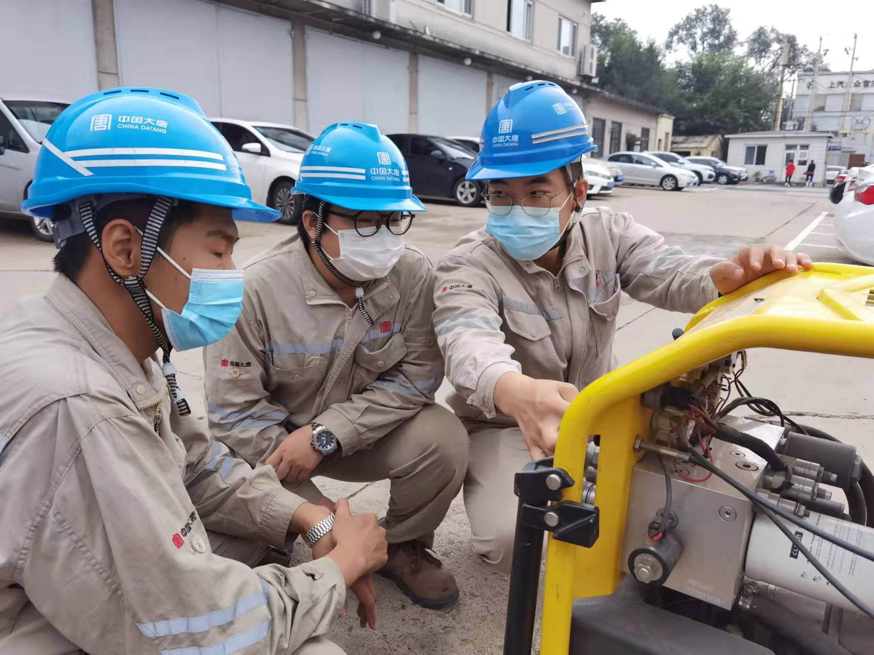 1662358534830062556.jpg 華翔(右一)正在為班組同事培訓大型設備使用技巧和保養方法.jpg