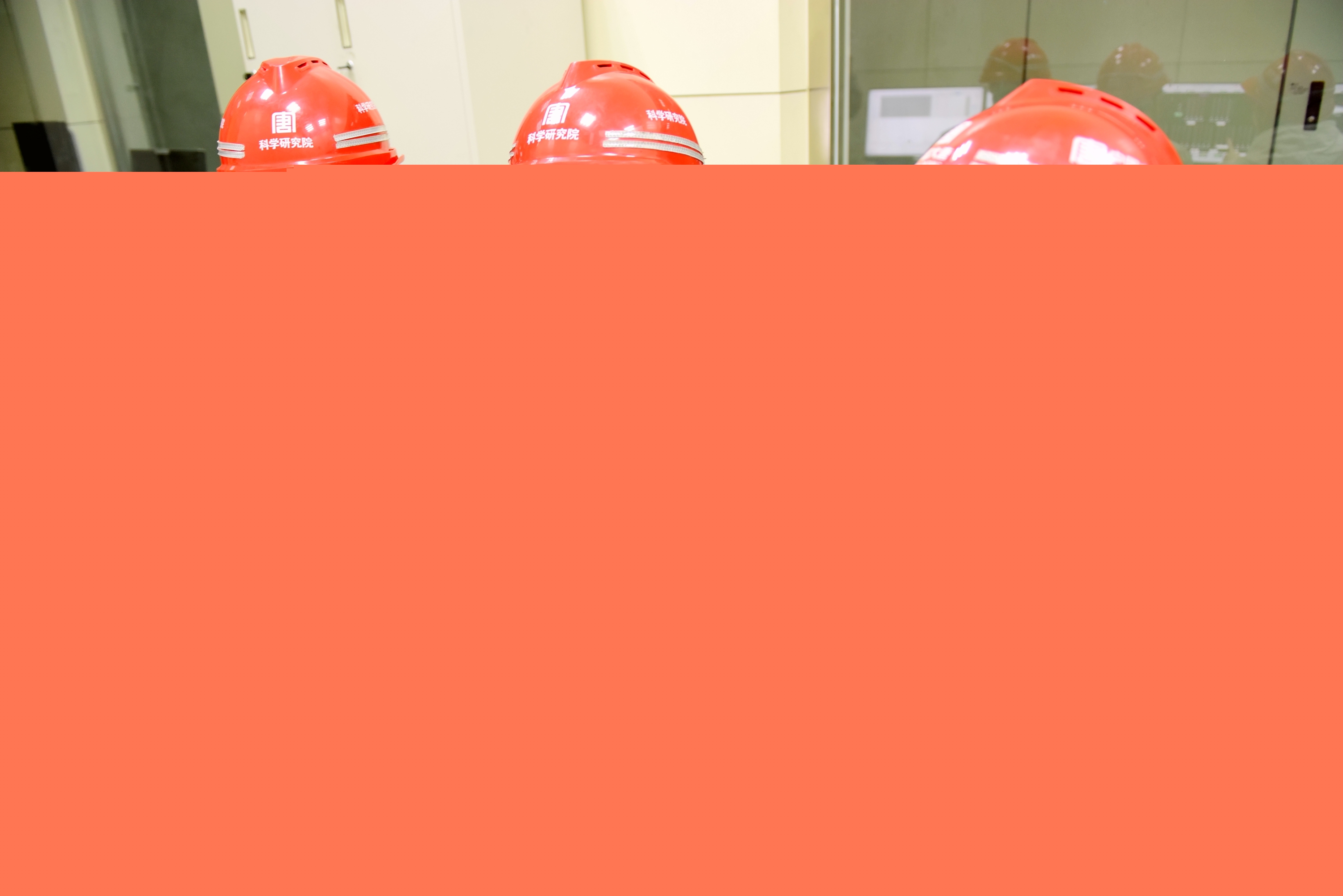 1668066384089023029.jpg 張曉航、周小朋、郭楚珊在寶雞熱電廠對2號機組DCS升級改造后的邏輯進行優(yōu)化.jpg