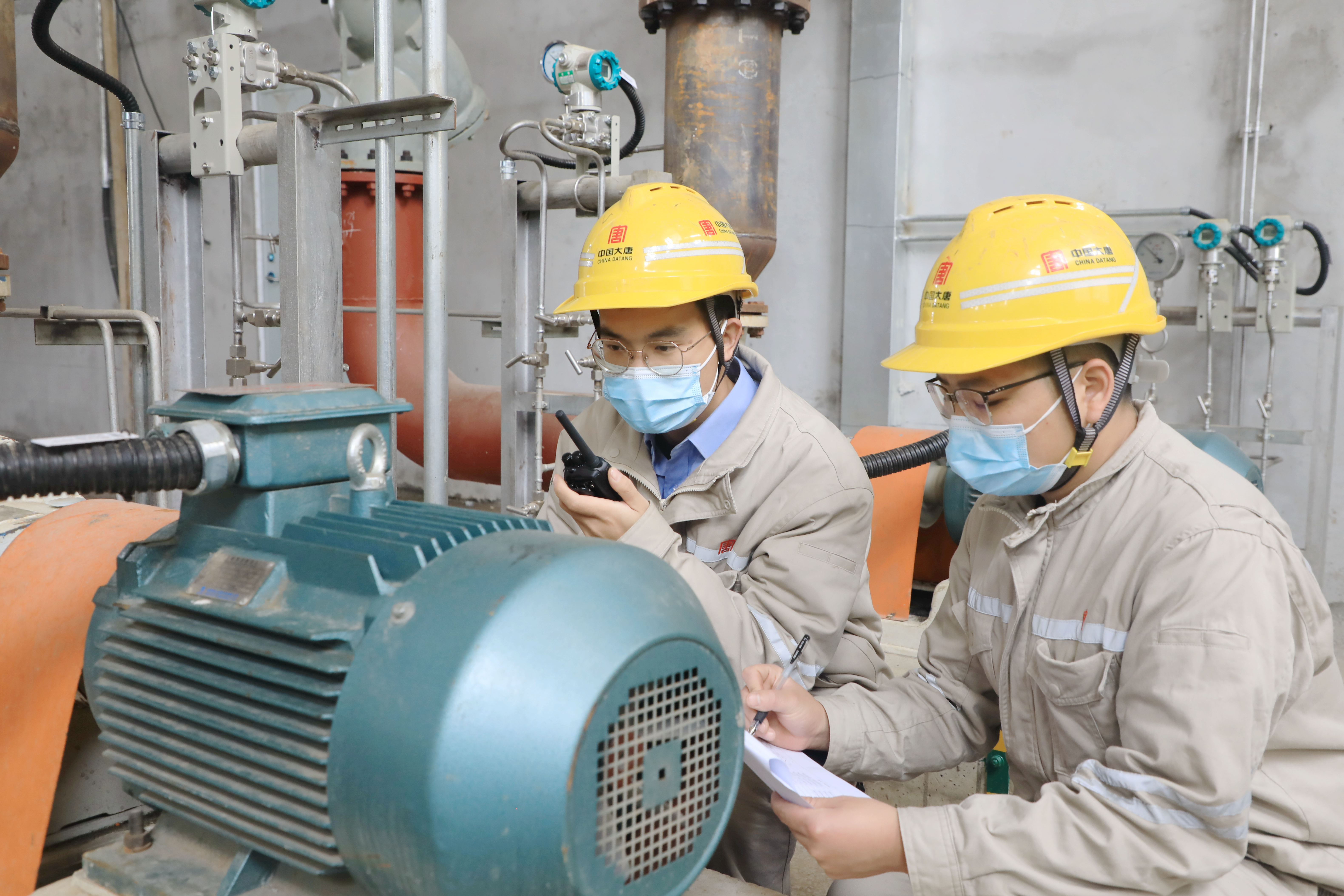 1673838782196004806.jpg 許昌龍崗發(fā)電公司運(yùn)行人員加強(qiáng)對(duì)許昌供熱管道和相關(guān)設(shè)備巡視巡查,確保供熱系統(tǒng)安全可靠運(yùn)行 葉劍飛.jpg