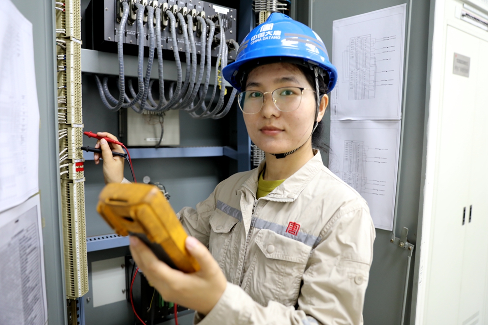 1678686370007054002.jpg 2.韓城第二發電公司繼電保護班李玉珍(曹軍科攝).jpg