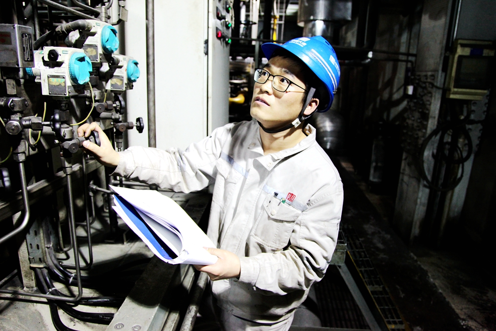 1678686386133089694.jpg 1.韓城第二發電公司熱控一班技術員楚樂(曹軍科攝).jpg