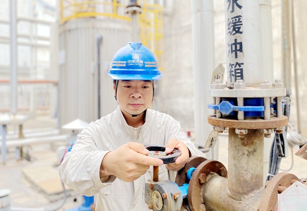 1685684333447001472.jpg 1.齊國強潛心鉆研檢修技術(韓城第二發電公司高浩天攝).jpg