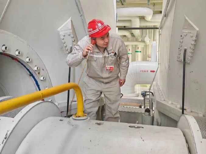 1708326159711080114.jpg 6-大唐東營發電公司職工現場檢查機組振動情況.jpg