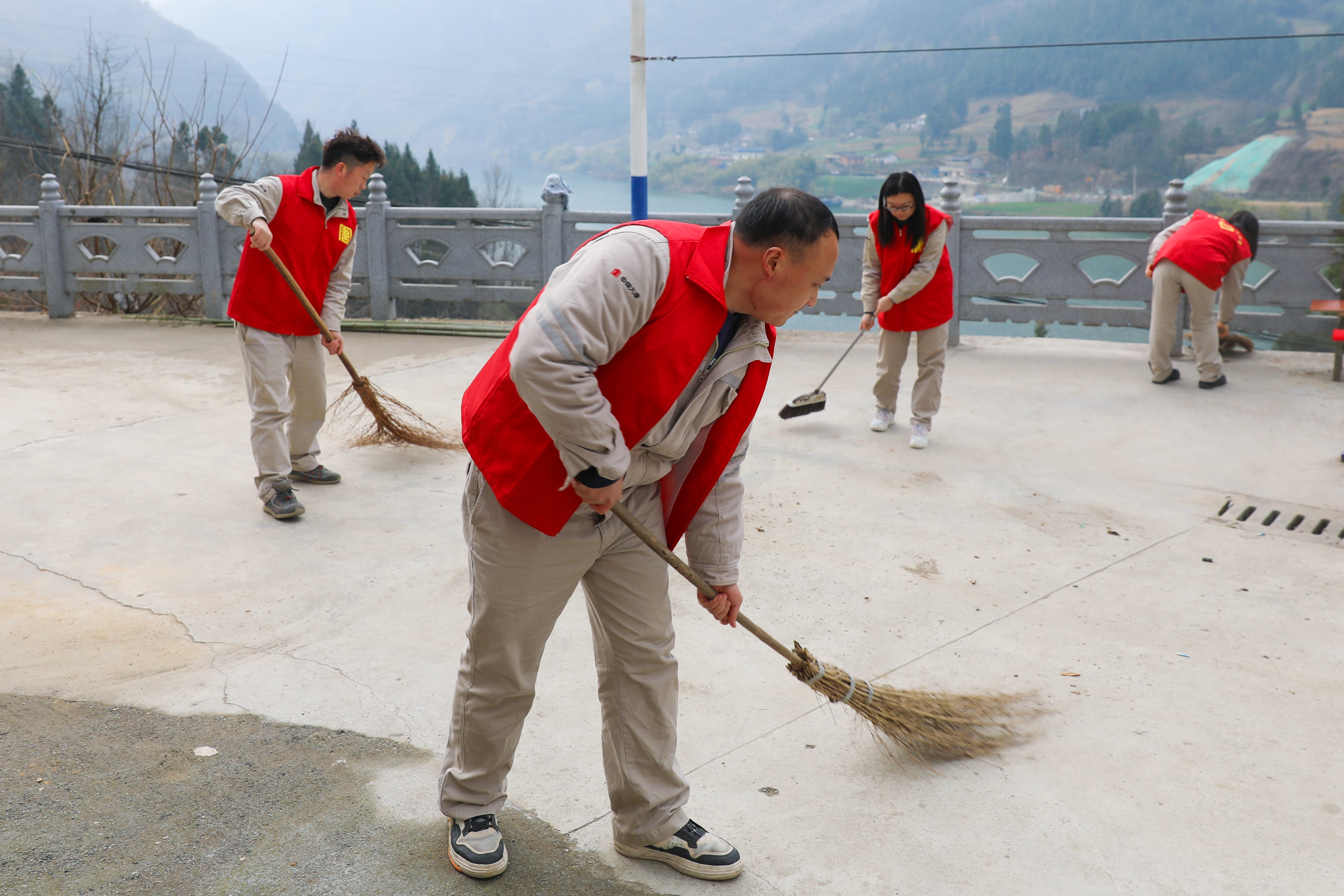 1709621540210010364.jpg 石泉水電廠學(xué)雷鋒青春志愿行助力鄉(xiāng)村振興(石泉水電廠 任巖) (2).jpg