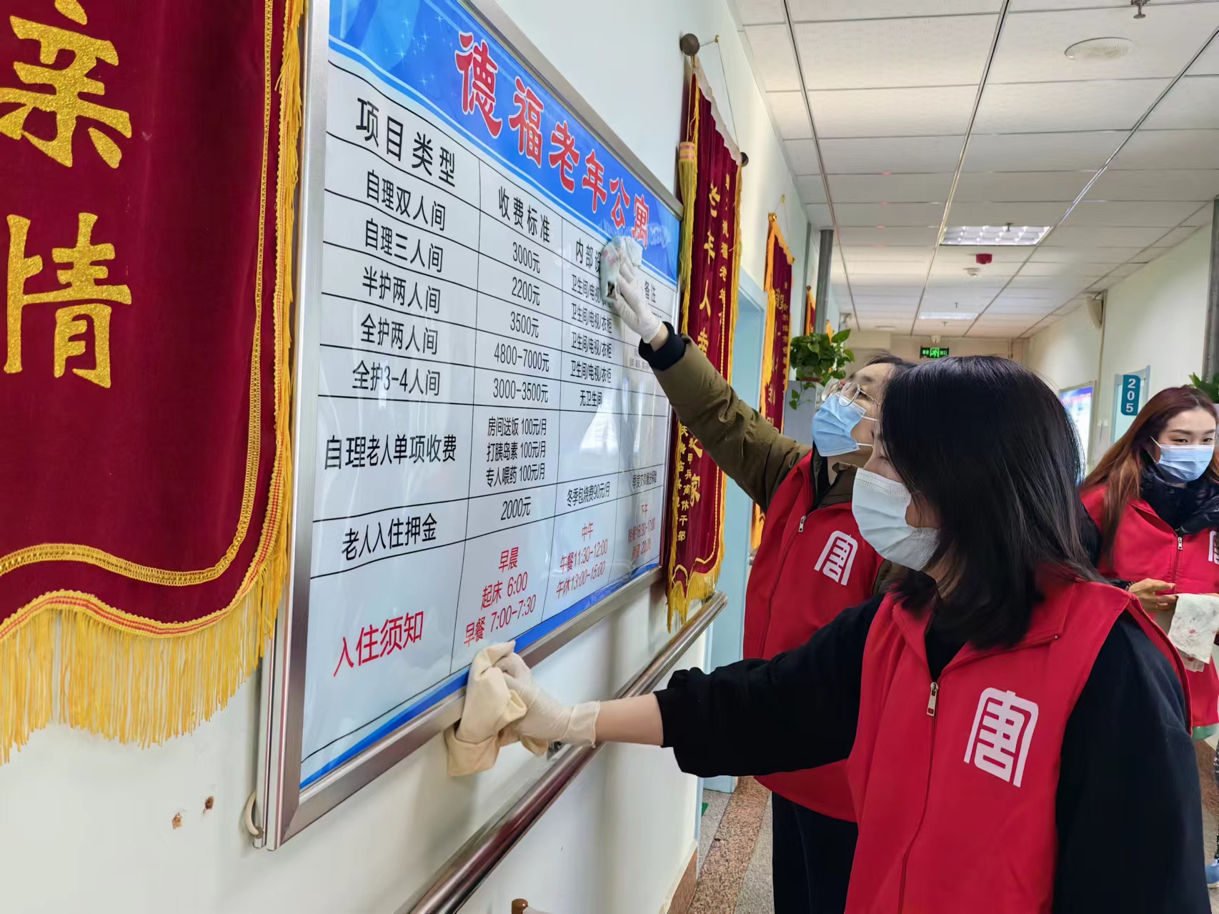 1709621619617000362.jpg 哈一熱電廠 為老人清理室內(nèi)衛(wèi)生.jpg