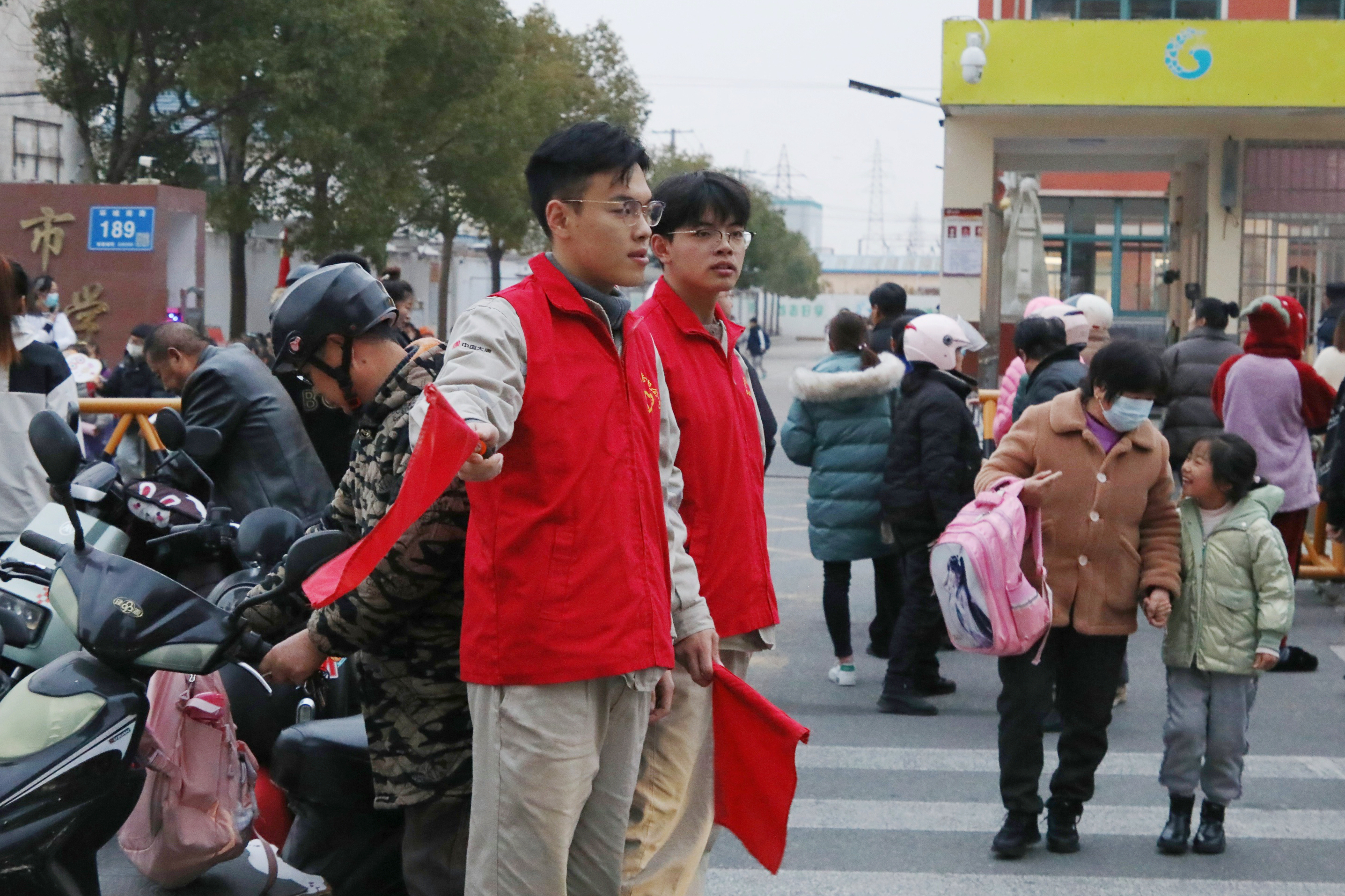 1709623820347041321.jpg 呂四到市區(qū)小學(xué)開展“護(hù)學(xué)崗”志愿活動(dòng),護(hù)送小學(xué)生安全放學(xué).jpg