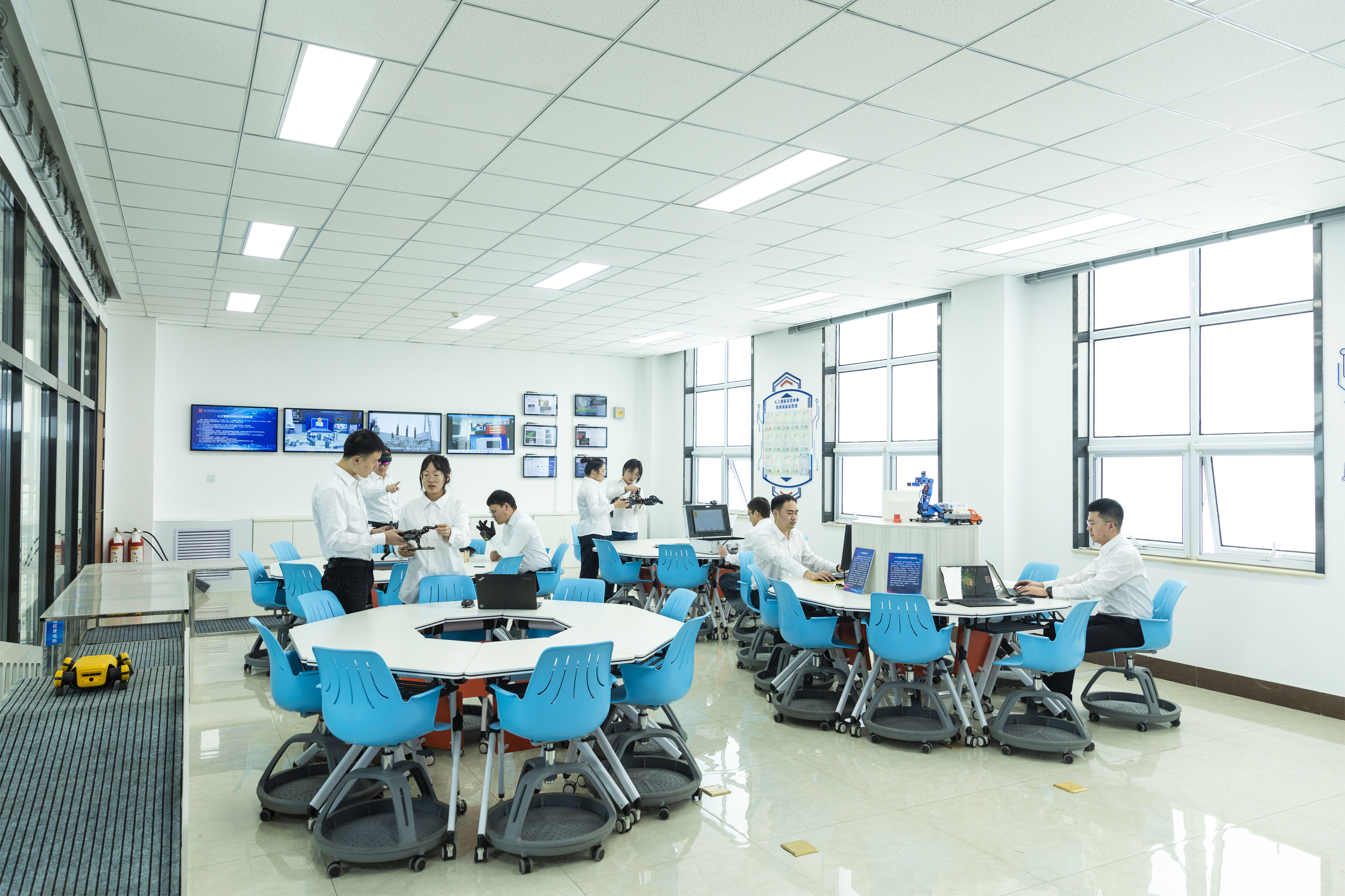 1717567950364039628.jpg 2.智慧聯盟人工智能機器人實驗室:攜手科研院所、頭部企業,建立“產學研用新型攻關”模式.jpg