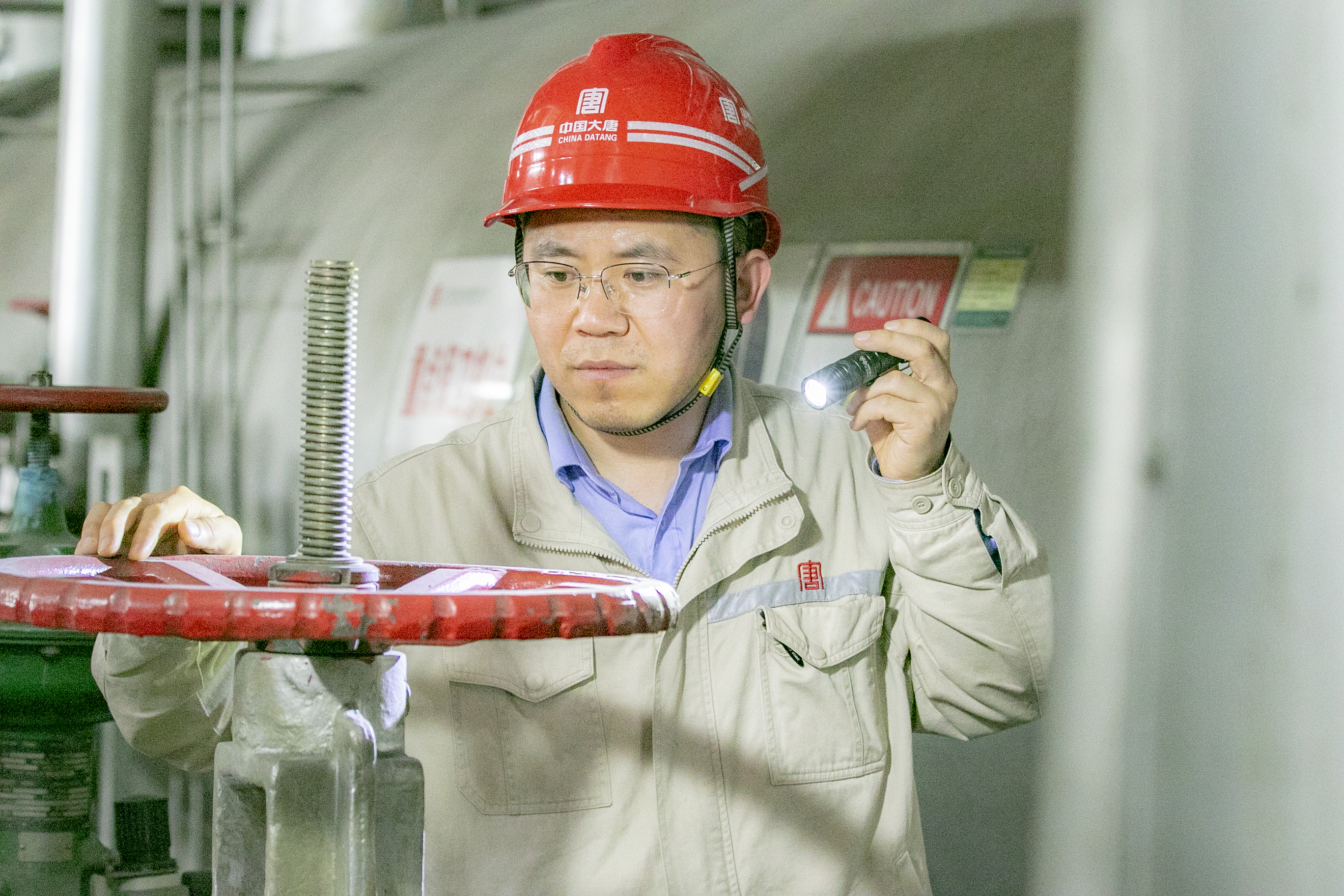 1722318662169049510.jpg 楊旭輝在生產(chǎn)現(xiàn)場精心巡檢 (2).jpg