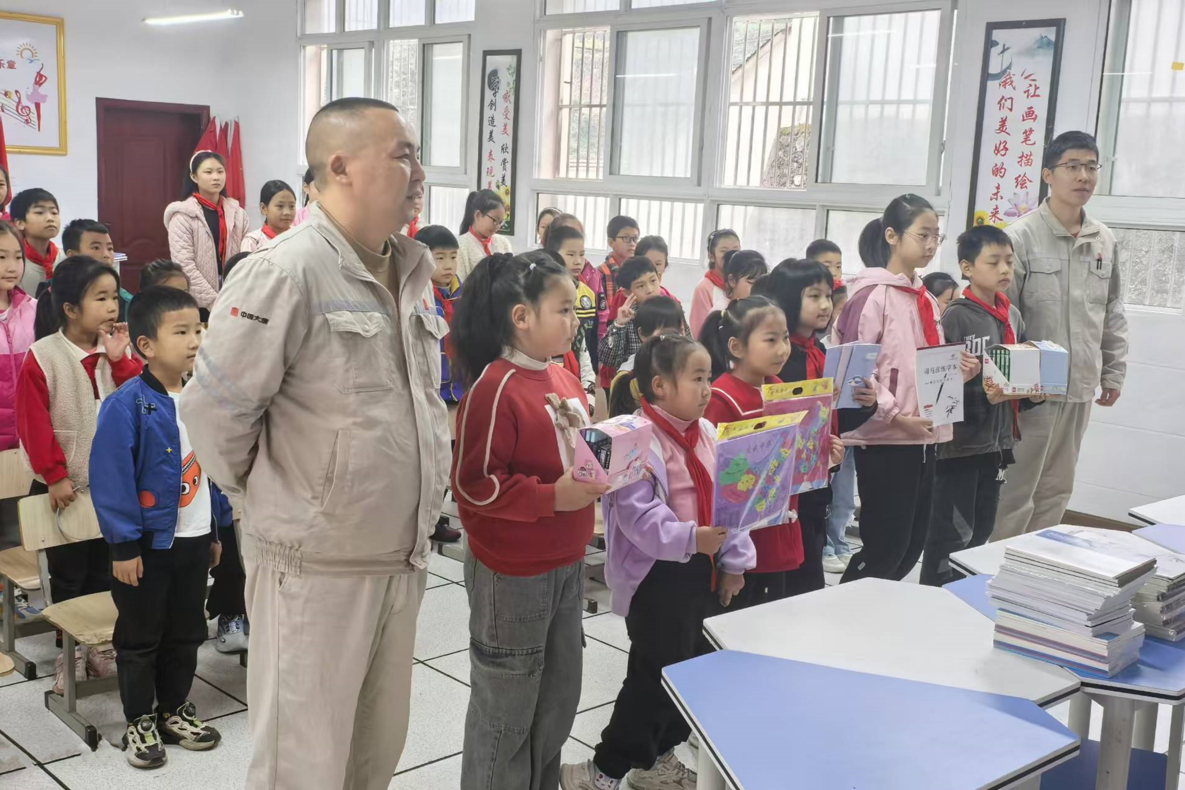 1732089869336007854.jpg 3.沿渡河公司青年志愿者為孩子們送去文具等小禮品.jpg