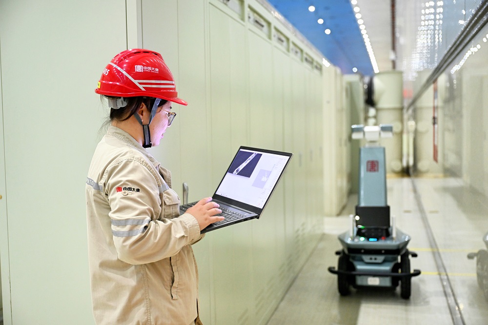 1732511871663018288.jpg 對巡檢機器人進行現(xiàn)場調(diào)試.jpg